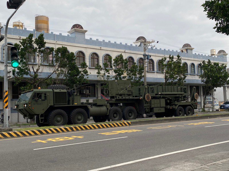 台東市臨海路上今天清晨6點多，出現逾30輛疑軍方飛彈部隊車輛機動。圖／讀者提供