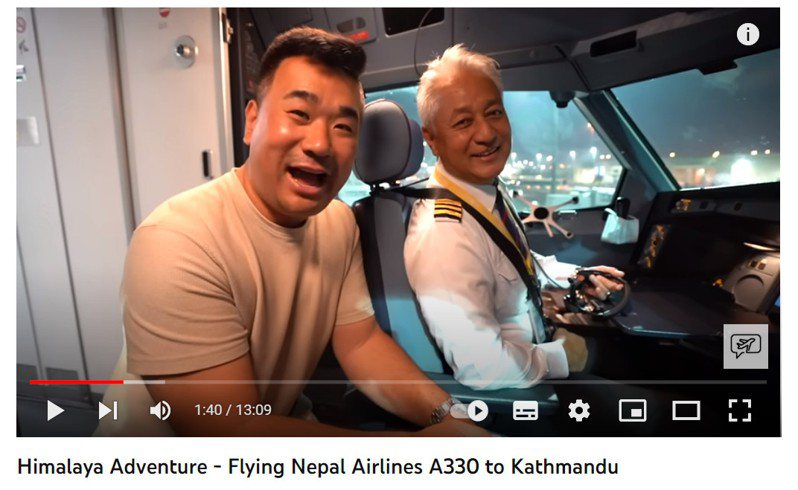 雖然Vijay Lama（右）遭到尼泊爾當地民航相關單位的調查及懲處，但目前該段視訊仍可在Sam Chui（左）的頻道上觀看。圖／取自Sam Chui的影片