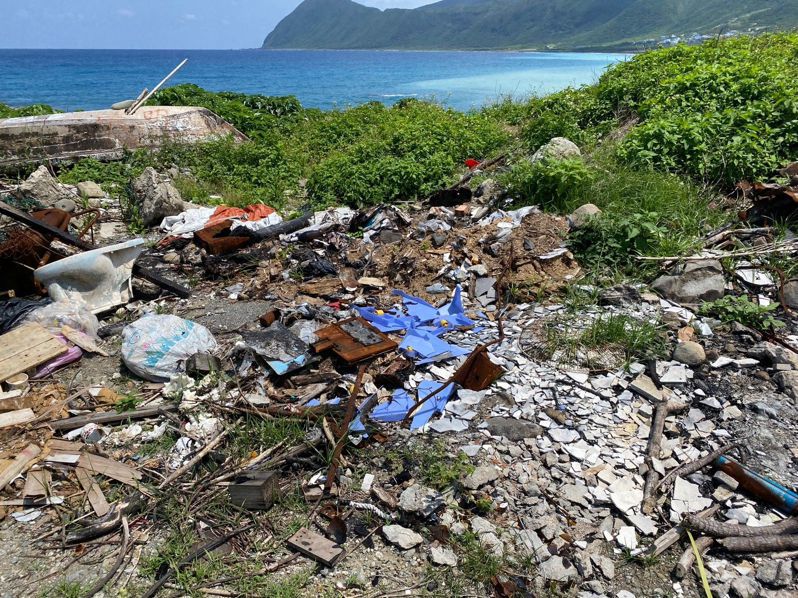 蘭嶼東清灣海邊發現大量丟棄的垃圾，有鐵桶、塑膠水桶、電風扇、木塊、廢輪胎、椅子和水泥塊等廢棄物，和漂亮海景成強烈對比。圖／黃蜀婷提供