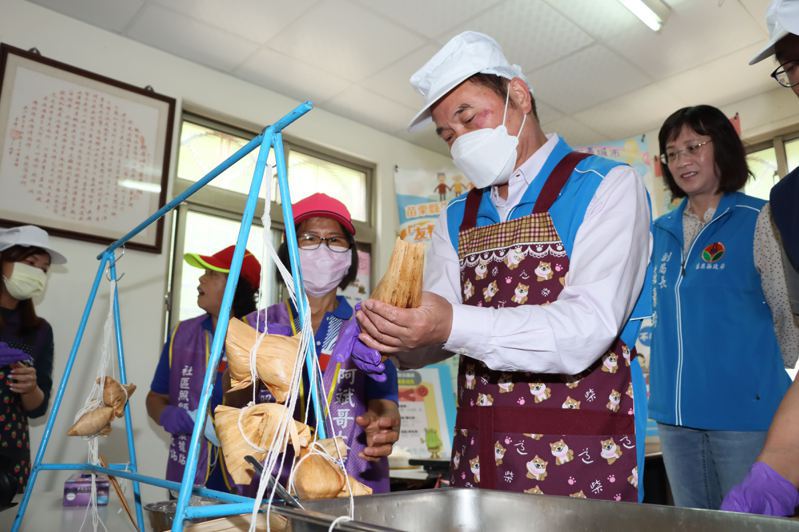 縣長鍾東錦體驗包肉粽，並鼓勵長者踴躍參與社區健康促進和樂齡活動。圖／苗栗縣政府提供