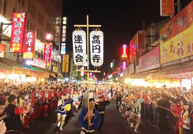 聞名國際的日本東京高圓寺阿波舞團預定明天抵北港朝天宮踩街表演，歡迎大家前往觀賞，這是四年前阿波舞團抵朝天宮表演的盛況。圖／擷取自阿波舞團臉書