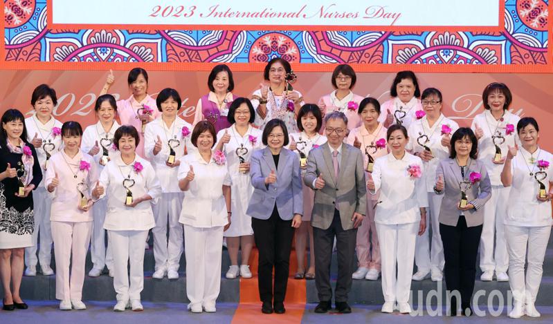 「112年國際護師節聯合慶祝大會」下午在台北國際會議中心舉行，蔡英文總統（前排左中）、衛福部長薛瑞元（前排右四）等出席並頒獎表揚傑出護理人員。記者曾學仁／攝影