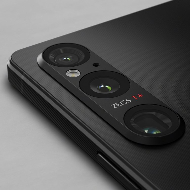 Sony發表年度旗艦新機Sony Xperia 1 V，為全球首款搭載雙層式架構CMOS感光元件的旗艦機種。圖／Sony提供