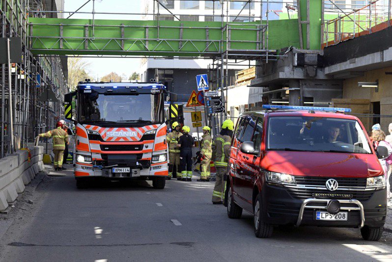 芬蘭赫爾辛基近郊城市艾斯博一座人行天橋11日坍塌，救難人員在現場處理。法新社