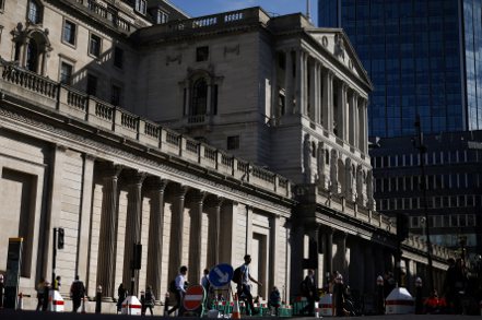 英國央行11日宣布升息1碼，基準利率來到4.5%，符合預期，並表示通膨仍高，有必要繼續緊縮。   路透