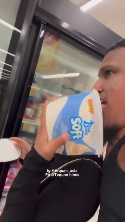 一對美國男女在超市拿冰淇淋舔了一口後，又再把冰淇淋放回了冰櫃。圖擷自twitter