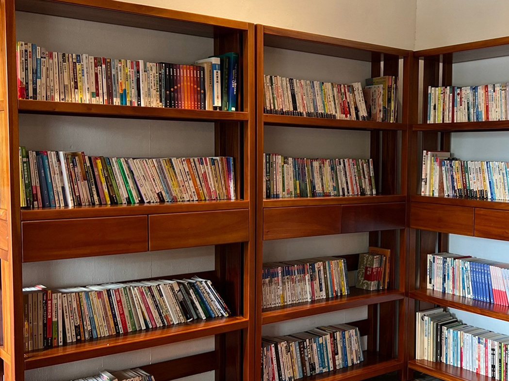 今年母親節前夕，台灣房屋送夏老奶奶五百本新書和書架，打造偏鄉公益圖書館。 圖／台...