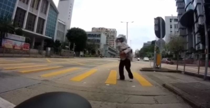 網上流傳「車Cam」影片顯示，有老人被司機多次按喇叭，提醒她不要衝紅燈，但她仍懶理，更多次「彈岀又彈入」，最終仍在紅燈下橫過馬路，惹來網友狠批。（「車CAM特警」圖片）