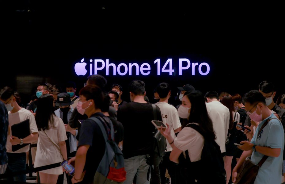 蘋果iPhone 14系列手機開賣當天吸引許多果粉搶購。報系資料照／記者余承翰攝影