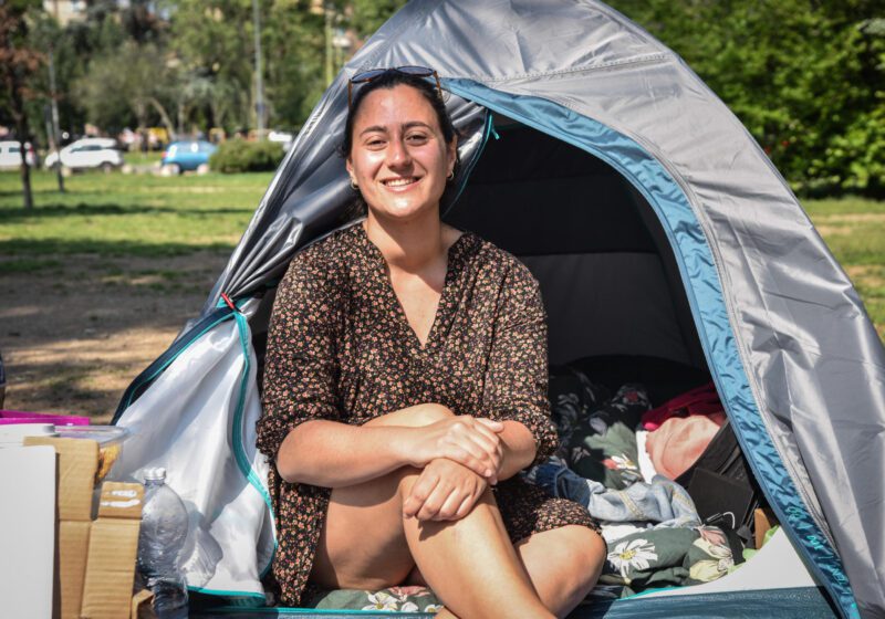 一名在米蘭就讀米蘭理工大學環境工程的23歲學生拉梅拉（Ilaria Lamera）因付不出昂貴的租金，自5月2日起決定在校園草皮上搭帳篷，以抗議住房成本越來越高。圖擷自tag24.it/
