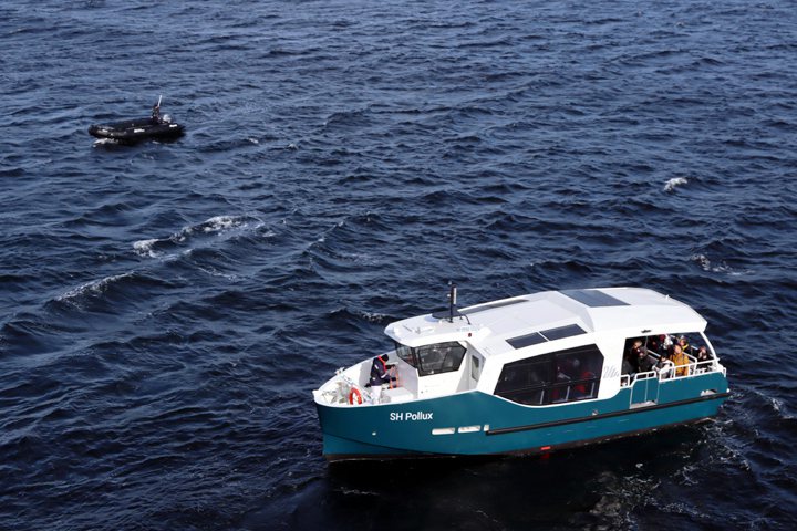 前往岸上觀光的交通接駁船。攝影／周威廷