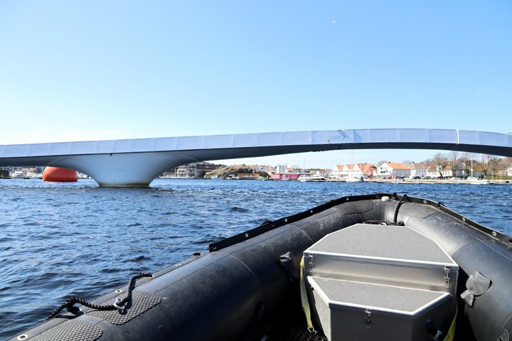 搭乘ZODIACS登陸艇，沿著塞爾瓦河溯源以不同角度欣賞曼達爾。攝影／周威廷