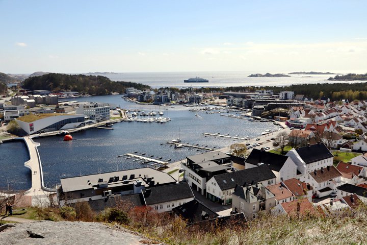 登高眺望挪威最南端城鎮曼達爾。攝影／周威廷