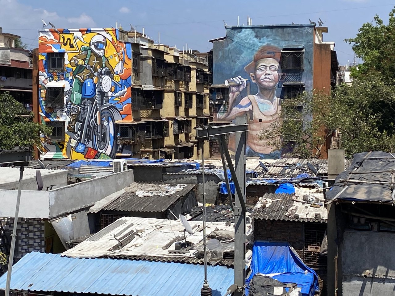 ▲達拉維貧民窟（Dharavi）漂亮的大型塗鴉牆