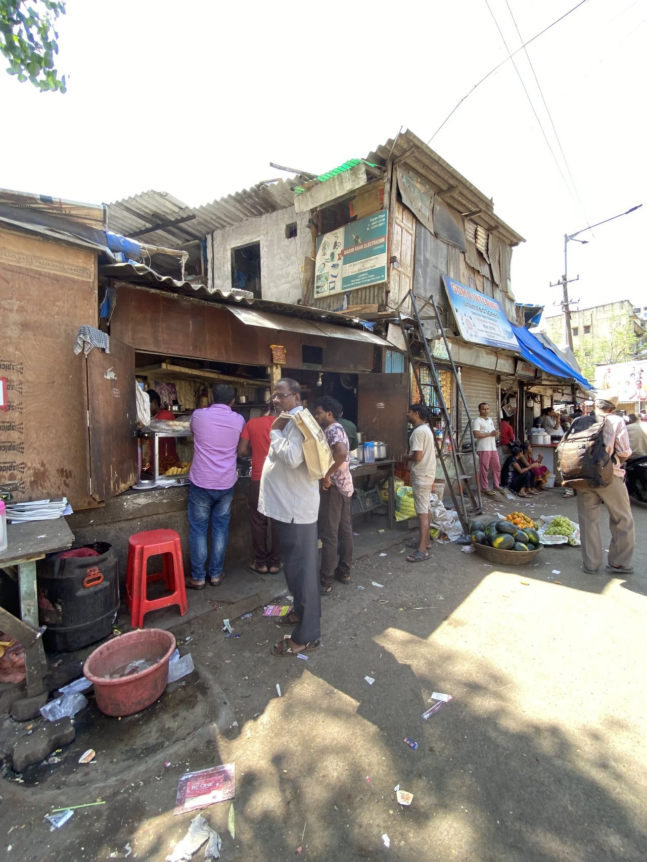 ▲達拉維貧民窟（Dharavi）街邊小吃