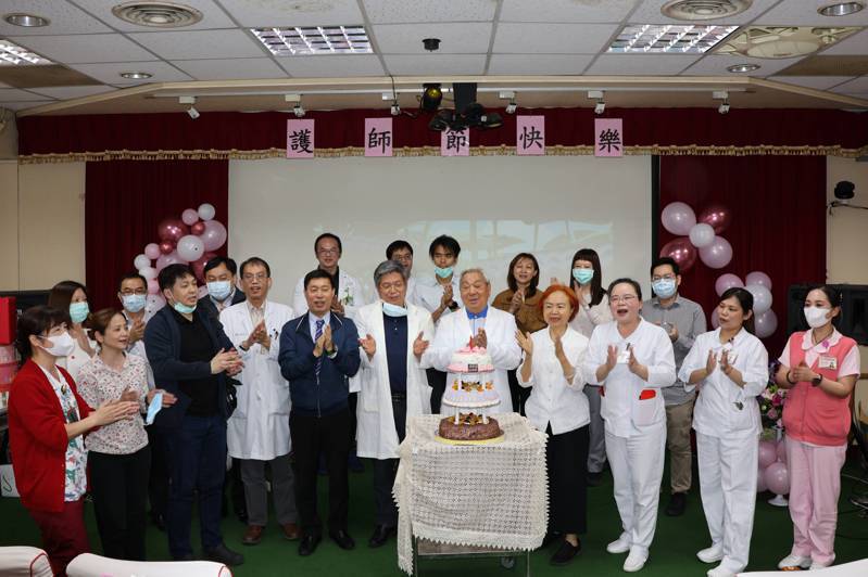 李綜合醫院舉辦護理師節活動，董事長李順安率醫療團隊一起慶祝，現場還準備蛋糕，分享疫情過後甜甜的心情。圖／院方提供