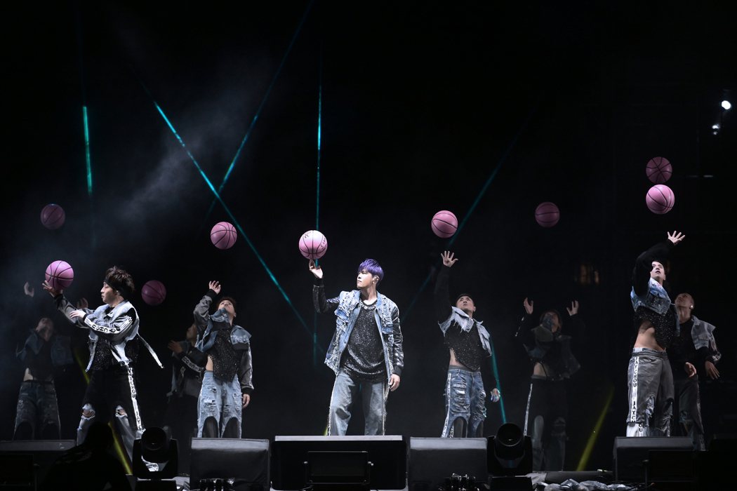 周杰伦在香港演唱会唱“斗牛”时，带来花式篮球舞。图／杰威尔提供