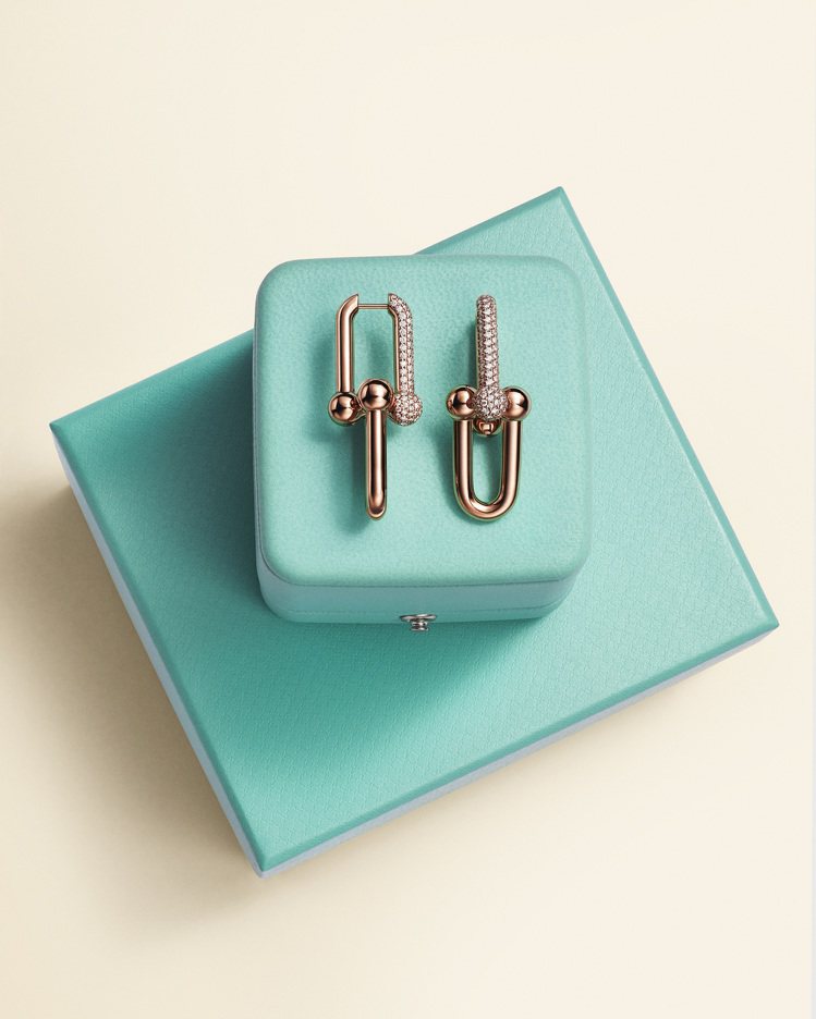 Tiffany HardWear 18K玫瑰金鏈結設計鑲鑽耳環，49萬1,000...