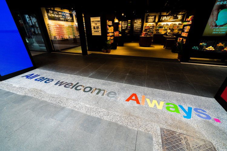 LUSH西門店門口，地面設計彩虹色的「All Are Welcome. Always.」，代表支持平等、多元和包容性。圖／LUSH提供