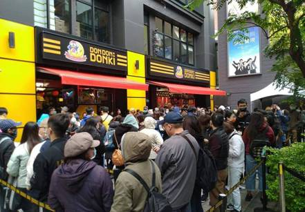 2021年DON DON DONKI（唐吉訶德）於台北西門町開設第1店，吸引大批人潮朝聖。記者黃仕揚／攝影