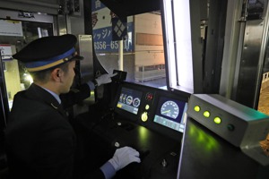 為削減人事成本及駕駛人力不足的陰影中，日本鐵道公司投入研發自動駕駛，圖為大阪環狀線測試半自動駕駛。路透