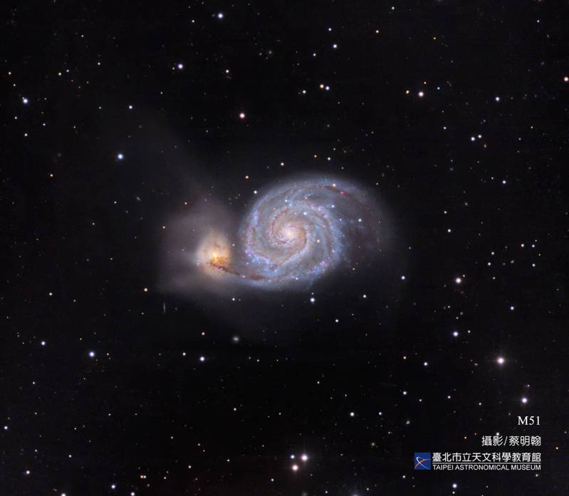 位在大熊座旁獵犬座的「母子星系」，又稱為M51，距離地球約3100萬光年，這2個原本獨立的星系，在強大的重力交互作用下形成連結，就像母星系伸手牽著一旁子星系。圖／天文館提供