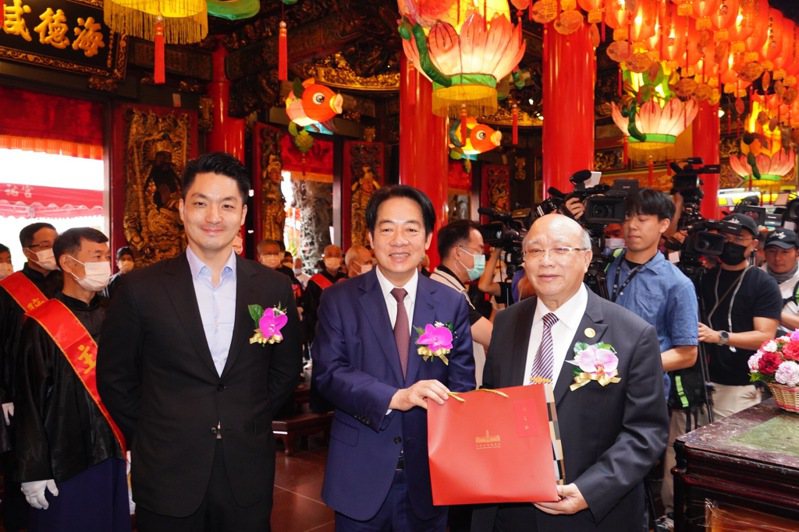 副總統賴清德(中)、台北市長蔣萬安上午出席松山慈祐宮「媽祖聖誕三獻禮大典」。圖／北市府提供。