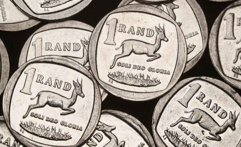 隨著南非和美國的外交爭執一觸即發，蘭德兌美元貶至史上最低價位，而南非政府公債殖利率也飆升。   路透
