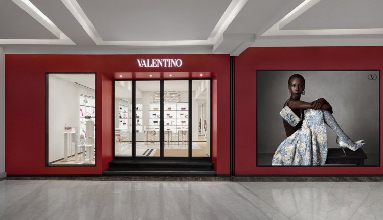 繼微風信義、微風南山之後，Valentino進駐微風廣場，是品牌在台北市內開設的...
