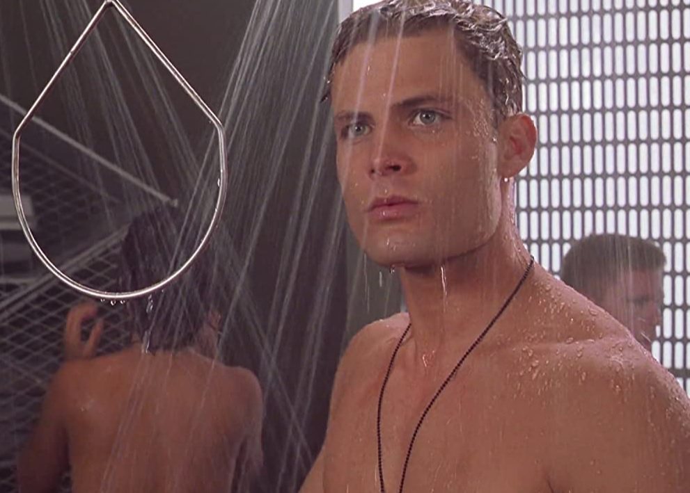 卡斯柏范戴恩（中）在“星舰战将”男女混浴场面中全裸入镜。图／摘自imdb