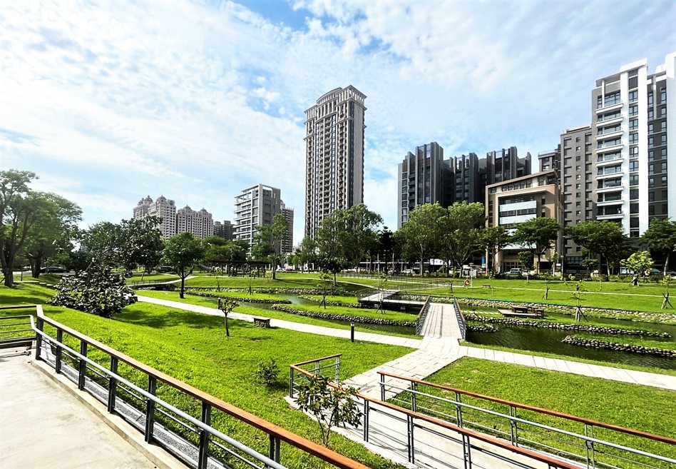 新竹縣竹北市成功學區生活圈內的東興圳綠園道綠美化完善，成為居民休憩的好去處。信義／提供