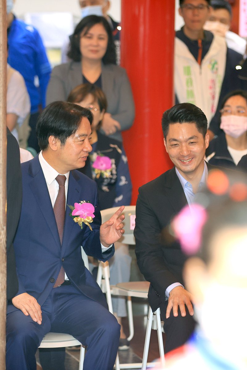 副總統賴清德（左）與台北市長蔣萬安（右），昨天上午出席「松山慈祐宮媽祖聖誕三獻禮」，兩人有說有笑、互動熱絡。記者蘇健忠／攝影