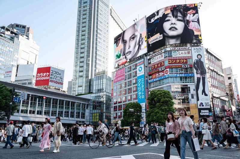 矢板明夫表示，近來日本人來台觀光的人數減少，很可能是受到經濟衰退的影響。法新社