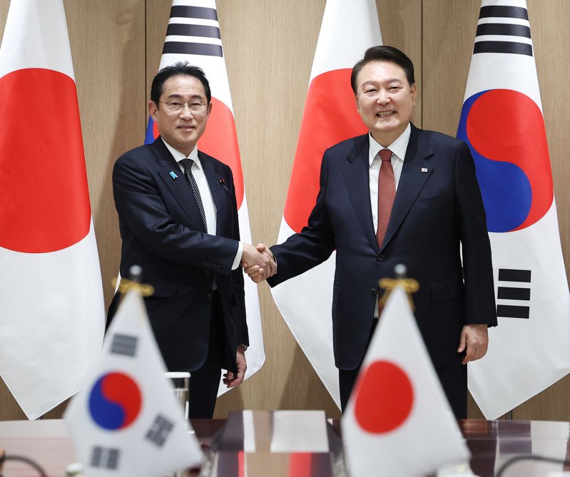 日相岸田文雄和南韓總統尹錫悅(右)7日在首爾舉行領袖會談。 歐新社