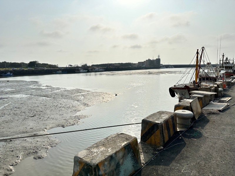 新竹漁港淤積嚴重，市府將展開疏浚淤沙。圖／竹市府提供