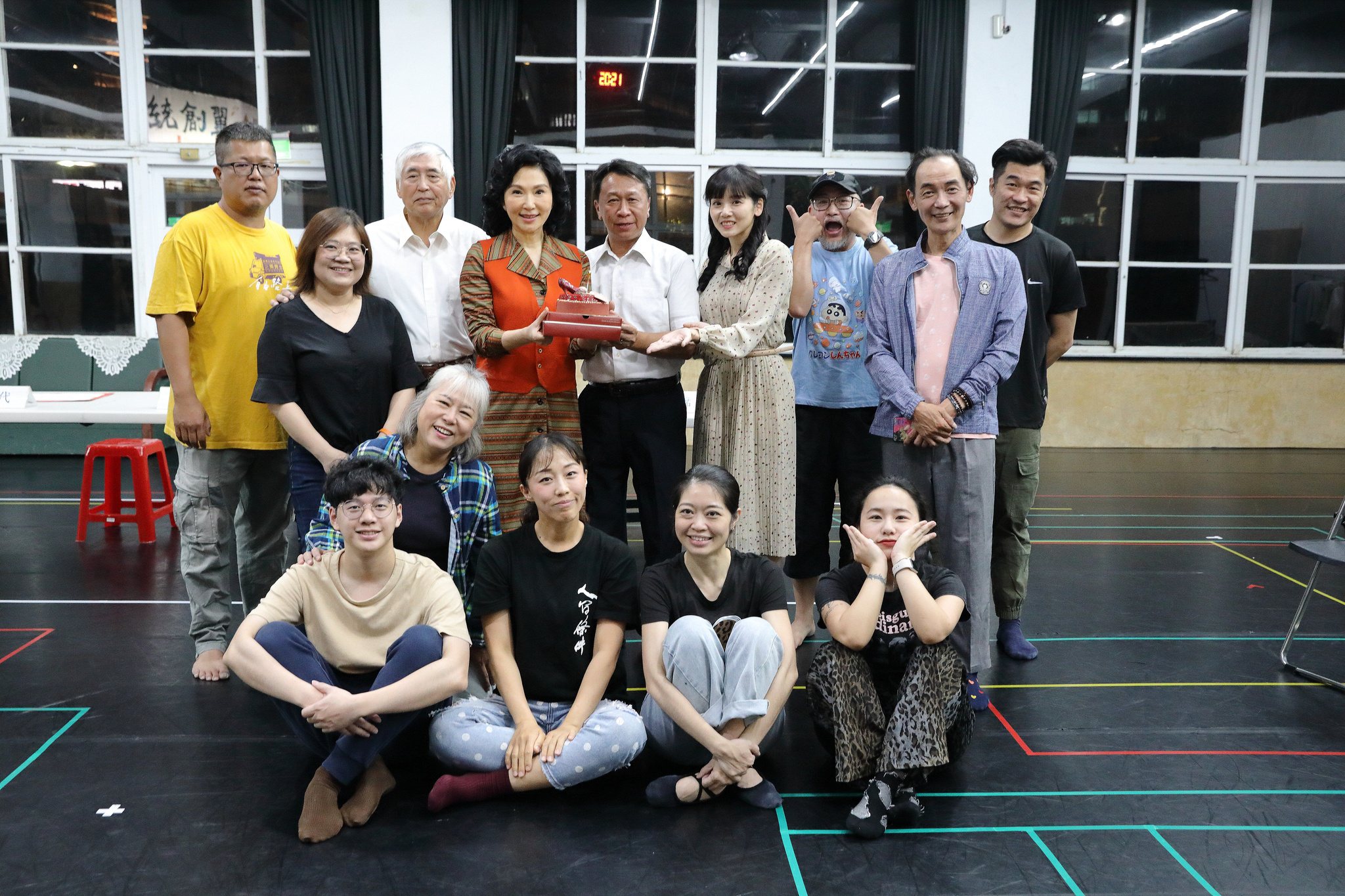 劇團為張玉嬿(後排左四)慶祝58歲生日。圖／綠光劇團提供