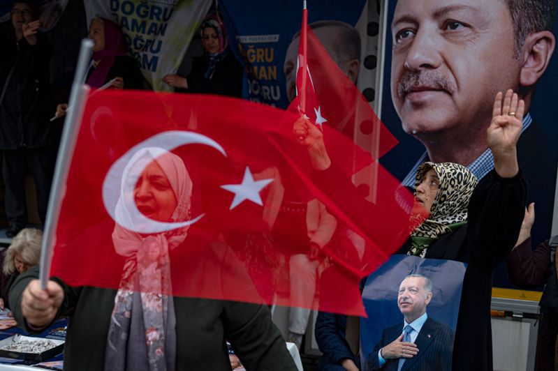 土耳其14日舉行總統及國會選舉，現任總統厄多安的支持者12日在首都伊斯坦堡的造勢活動中揮舞國旗。法新社