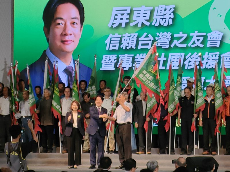 民進黨主席賴清德今天出席「屏東縣信賴台灣之友會」成立大會，重申台灣願意在「對等尊嚴」的立場上，和中國進行合作，透過合作增加彼此的了解、理解、諒解、和解，創造兩岸和平。圖／張已亷攝影