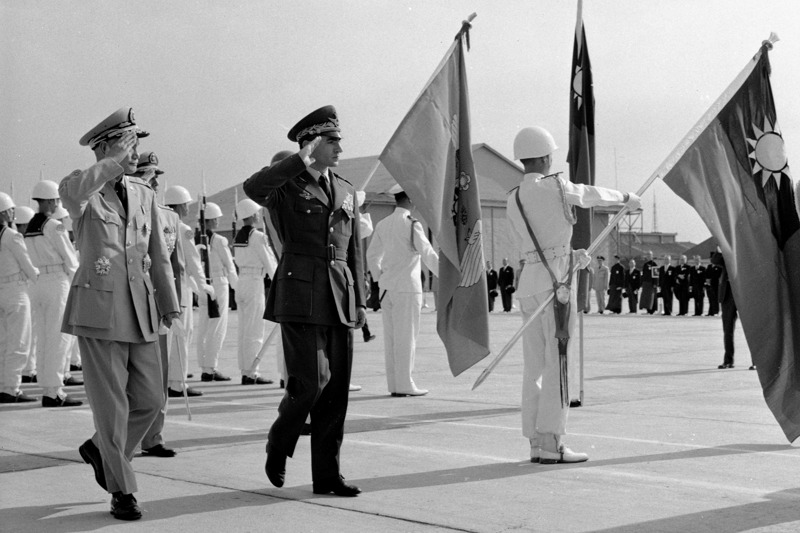 1958年5月14日，伊朗國王巴勒維（左二）訪台，蔣中正總統（左一）陪同檢閱我方軍儀。圖／聯合報系資料照片