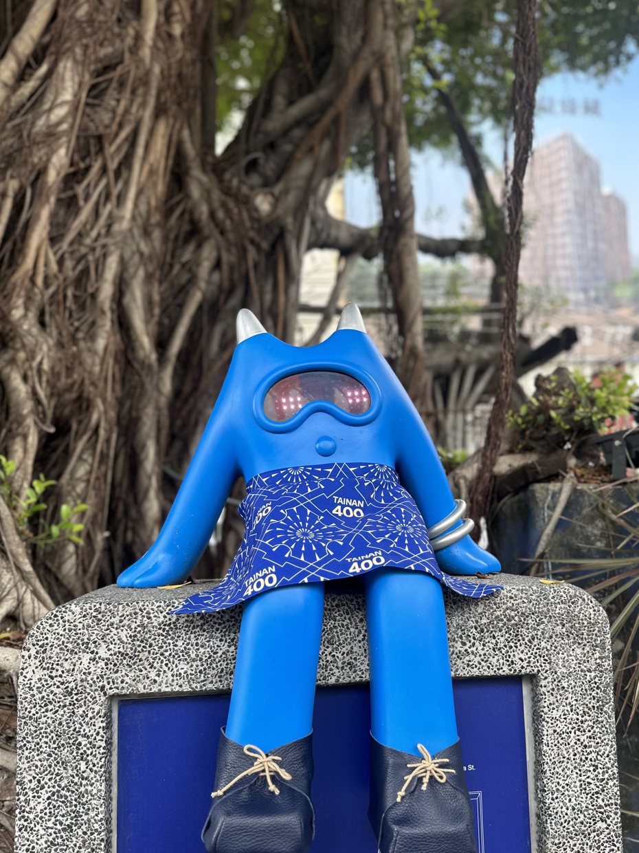 台南文化局連結藍晒圖及西竹圍之丘文創園區，進行台南400年的場域布置，跟著園區吉祥物BLUSE的神祕腳印，探訪台南400迷人之處。圖／文化局提供