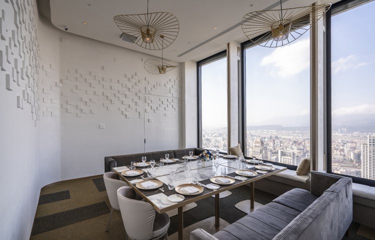 法料餐廳MiraWan Eatery坐落於微風南山47樓，擁有高空環狀視野，大包...