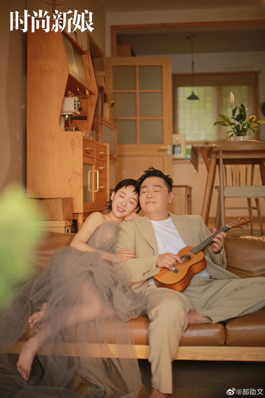 郝劭文(右)在微博秀出自己與愛妻的婚紗照。圖／摘自微博