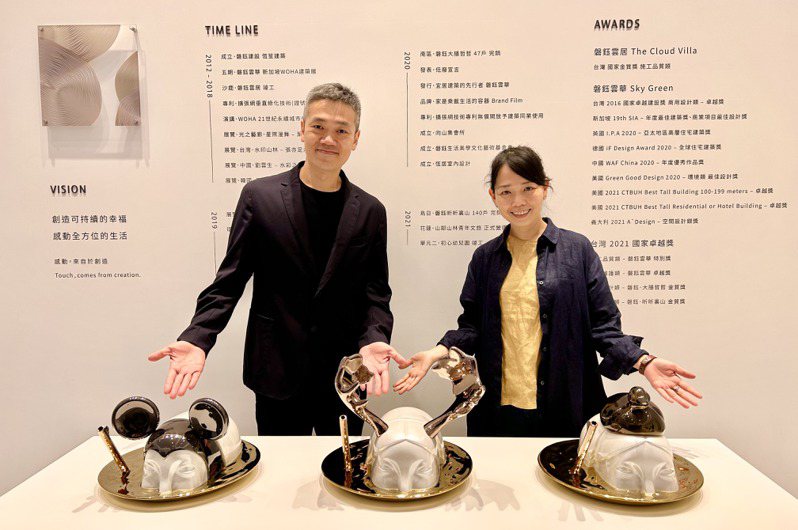 《遇见苏格拉底》雕塑个展，由磐钰总经理张立杰(左)与艺术家崔永嬿主持开展。记者宋健生/摄影