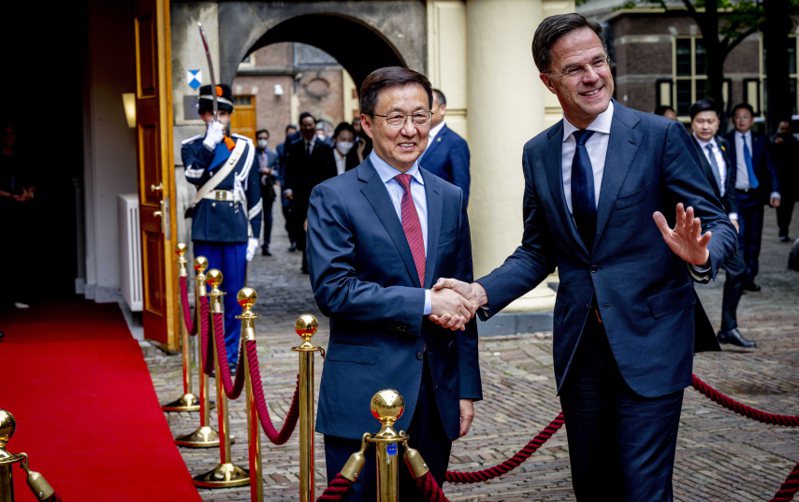 大陸國家副主席韓正（左）到訪荷蘭，荷蘭總理呂特（右）握著韓正的手商談到中荷面對氣候和水資源等方面的合作。（歐新社）