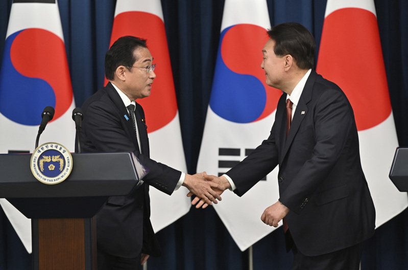 日本首相岸田文雄和南韓總統尹錫悅5月7日舉行了兩個月之內的第二次峰會。在對朝鮮的挑釁性軍事活動和中國影響力的上升日益擔憂的情況下，兩位領導人試圖進一步加強日韓雙邊關係。美聯社