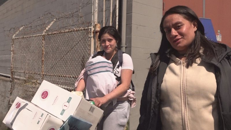 舊金山新手媽媽娜塔莉（左）抱著3個多月大的女嬰，與婦女康復之家室友彥迪（右）共同前往非營利組織「遊民產前計畫」集合地點領取物資，生產前她無家可歸，挺著孕肚流浪大街。 中央社