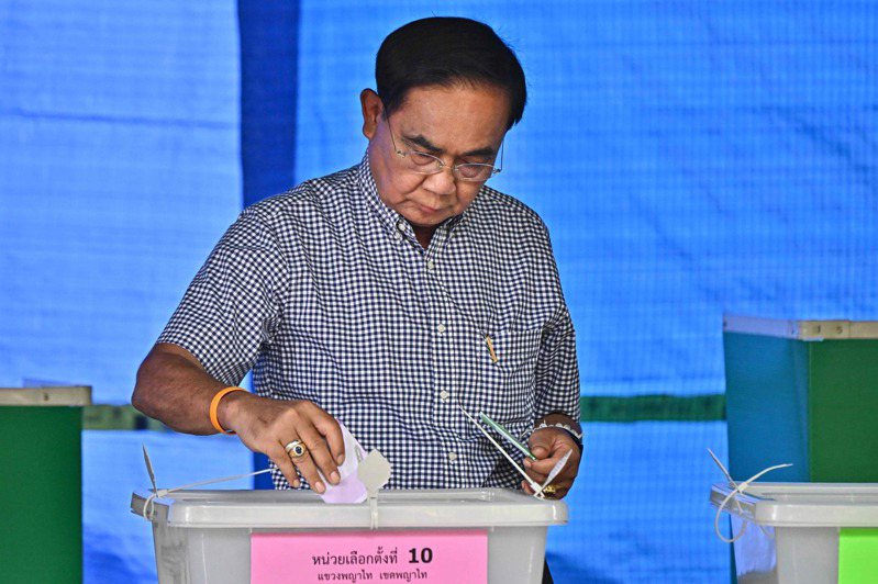 在曼谷舉行的泰國大選期間，泰國總理和泰國統一民族黨候選人帕拉育在投票站投票。法新社