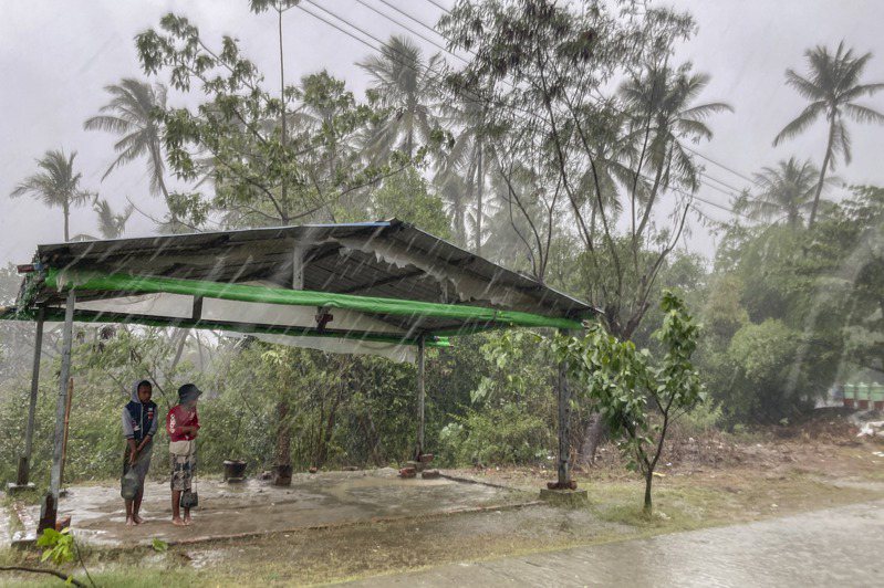 5月14日星期日，摩卡颶風侵襲孟加拉和緬甸沿岸區域，在數十萬洛興雅族難民居住的地區吹倒樹林並帶來暴雨。摩卡的強度已達到相當於5級颶風。法新社