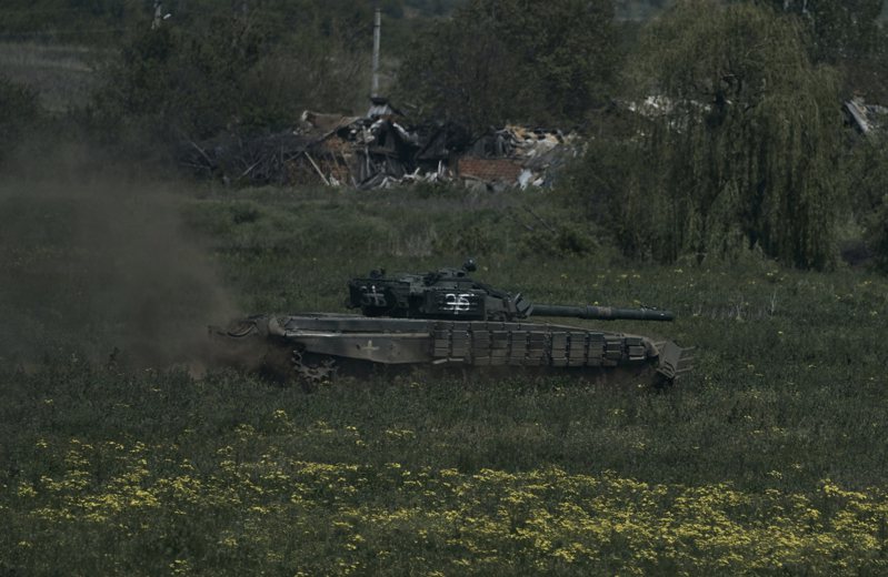 俄羅斯國防部今天說，2名俄軍指揮官在烏克蘭東部前線熱點巴赫姆特附近的戰鬥中喪生。俄國罕見會宣布在戰場上的損失。頓涅茨克地區，一輛烏克蘭坦克在東部城市巴赫穆特附近行駛。美聯社
