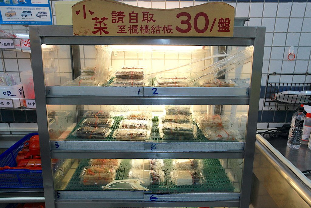 冷藏冰箱裡擺放已經包裝好小菜供自取，這些小菜均一價30元拿至櫃檯結帳。